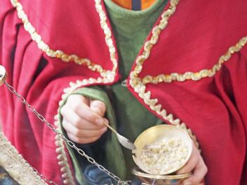 Weihrauch wird auf glühende Kohle gestreut. Foto: Roland Schönmüller