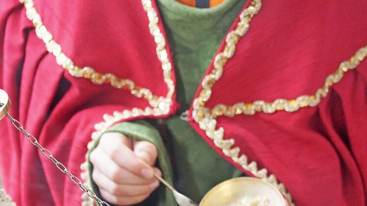 Weihrauch wird auf glühende Kohle gestreut. Foto: Roland Schönmüller