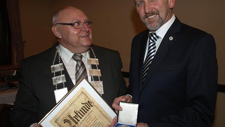 Bürgermeister Siegfried Erhard (links) würdigte die Arbeit von Hubert Schott (rechts) für Gemeinde und Bewohner und überreichte ihm die Bürgermedaille.  Foto: Stefan Geiger