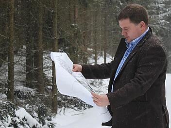 Rene Queren begutachtet einen Teil des künftigen Scherbenplatzes. Foto: Veronika Schadeck