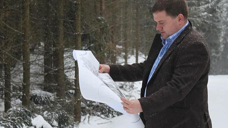 Rene Queren begutachtet einen Teil des künftigen Scherbenplatzes. Foto: Veronika Schadeck