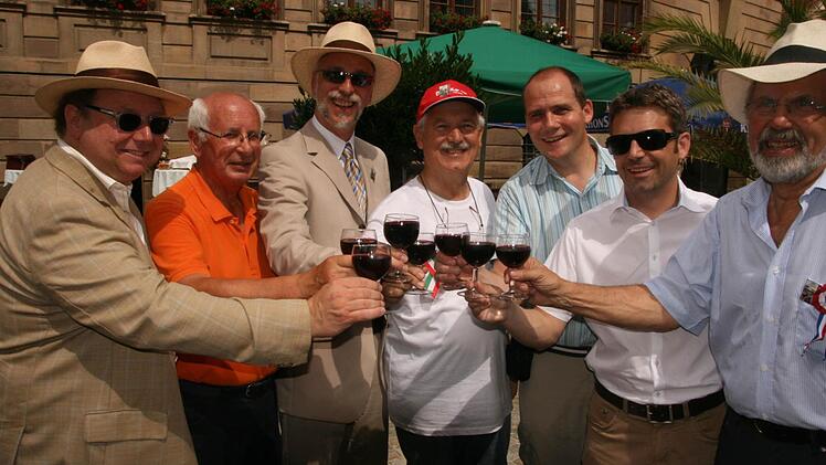 Auf die gute Freundschaft mit den Partnerstädten: (von links) Peter Weidisch, Michael Guibout (Vernon), OB Kay Blankenburg, Franco Tortorella (Massa), Norbert Mühlgassner (Eisenstadt), Frank Oette (Kurdirektor) und Dieter Försch (Partnerschaftskomitee).  Foto: Paul Ziegler