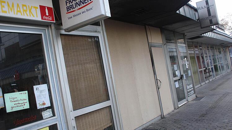 Das Solarium am Babenbergerring ist inzwischen vernagelt: Vor gut einer Woche hat es der Besitzer offenbar selbst angezündet.  Foto: Sebastian Martin
