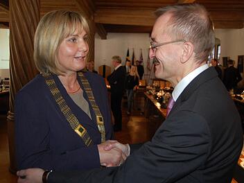 Birgit Weber (CSU) nimmt die Glückwünsche von Hans-Herbert Hartan entgegen.Fotos: Oliver Schmidt