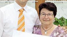 Frederik Rumpel übergab den Gewinn an Ingeborg Rieger.  Foto: privat