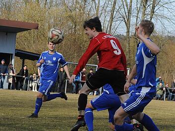 Die Entscheidung im Derby: Der Fuchsstädter Fabian Tretter (Bildmitte) erzielt das Tor des Tages gegen den TSV Münnerstadt. Rechts: Stefan Nöthling. Foto: Hopf
