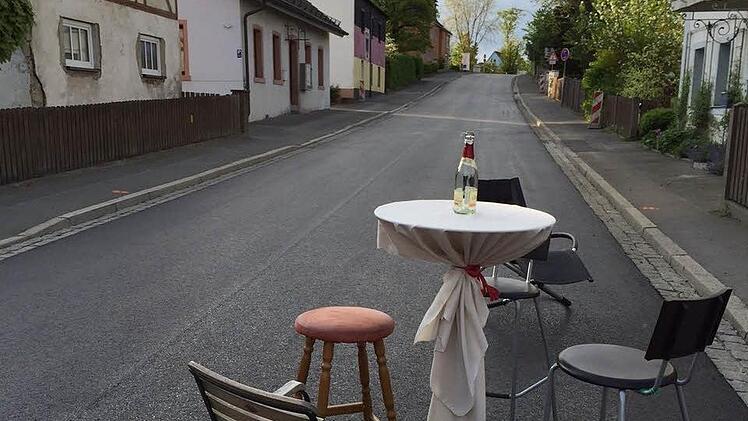 Vorbereitungen zum Abendessen an außergewöhnlicher Stelle direkt auf der B 303. Foto: Matthias Beetz