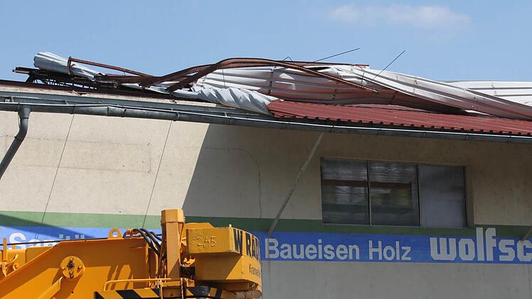 Die Wucht des Windes hat das Dach eines Firmengebäudes abgedeckt.  Foto: Klaus Schmitt