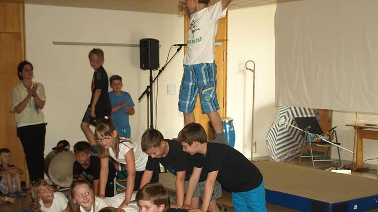 Akrobatik war bei der dritten Klasse angesagt. Foto: Susanne Deuerlein