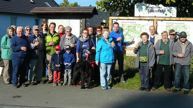Obmann Michael Kühnel steht an der Übersichtstafel und zeigt an, wo es los geht. Foto: Klaus-Peter Wulf