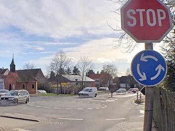 Der Kreisverkehr in Beutelsdorf: Ein Stoppschild und viele "Beinah-Unfälle".  Fotos: Michael Busch