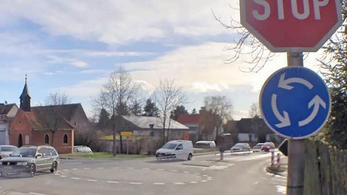 Der Kreisverkehr in Beutelsdorf: Ein Stoppschild und viele "Beinah-Unfälle".  Fotos: Michael Busch