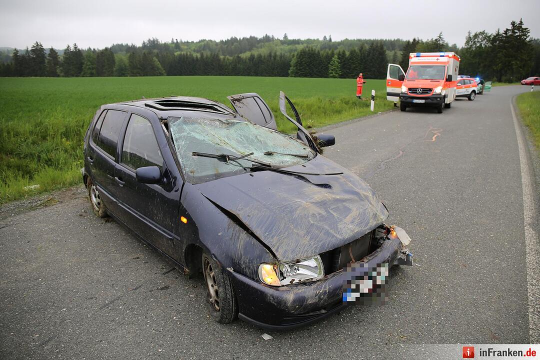 Mann aus Auto geschleudert und schwer verletzt - Pkw in der Kurve von Straße abgekommen und ueberschlagen