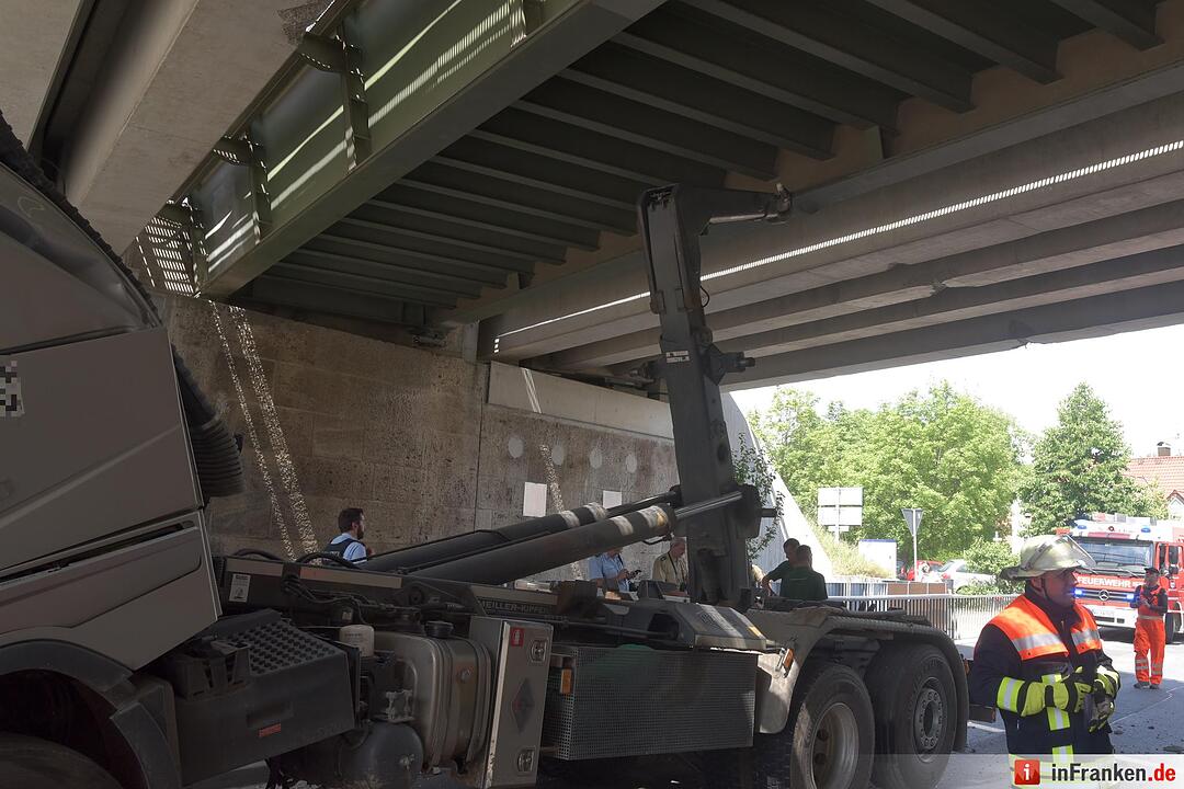 Lkw mit Kranaufbau fährt sich unter Brücke fest