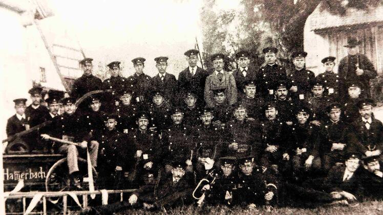 Die Aufnahme entstand etwa im Jahr 1900 mit damaligen 70-jährigen Bürgermeister Adam Hussenether (rechts mit Pfeife)