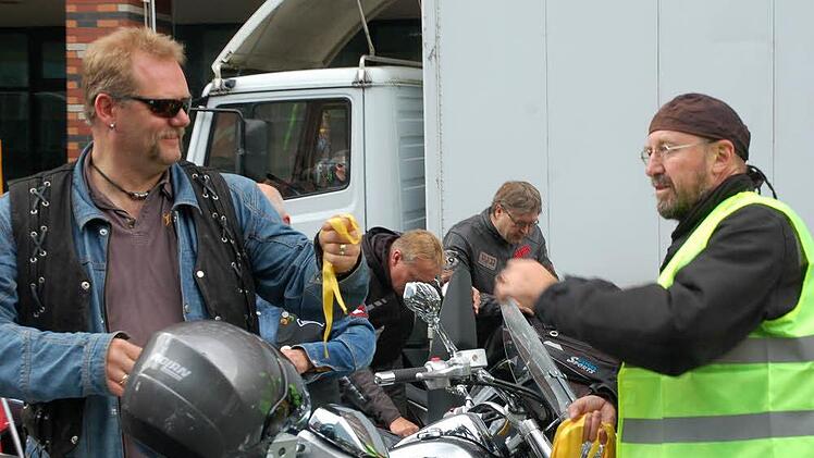 Arnold Kroll (rechts) als Helfer beim MoGo in Hamburg. Foto: Rainer Lutz