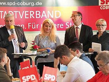 Bei der Hauptversammlung des SPD-Stadtverbandes sehen OB Norbert Tessmer, Franziska Bartl, Bürgermeister Thomas Nowak und Fraktionsvorsitzende Petra Schneider (von links) die Stadt Coburg unter einer sozialdemokratischen Stadtspitze auf einem guten Weg. Foto: Christoph Winter