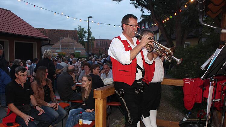 Drei-Franken-Eck" Burghaslach 1967 begleitet den Abend musikalisch.