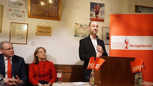 B&uuml;rgermeister German Hacker, Ortsvereinsvorsitzende Renate Schroff und Gastredner Europaparlamentskandidat Matthias Dornhuber (v. l.) beim traditionellen Fischessen der SPD am Aschermittwoch.S&auml;nger