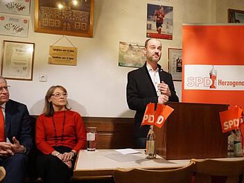 Bürgermeister German Hacker, Ortsvereinsvorsitzende Renate Schroff und Gastredner Europaparlamentskandidat Matthias Dornhuber (v. l.) beim traditionellen Fischessen der SPD am Aschermittwoch.Sänger