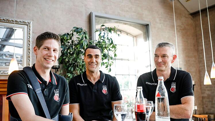 Geschäftsführer Arne Dirks (links), Cheftrainer Roel Moors (Mitte) und Sportdirektor Leo De Rycke stellen derzeit eine Bundesligamannschaft zusammen. Foto: Daniel Löb