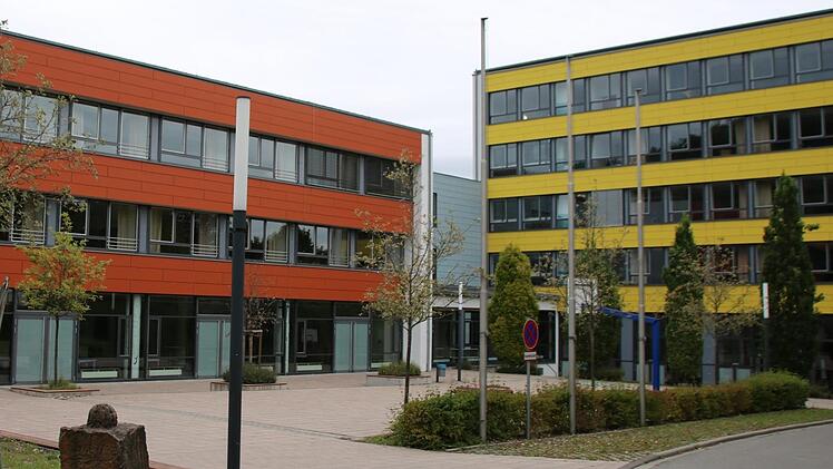 Das Münnerstädter Gymnasium ist umfassend saniert, der Restwert im Jahr 2012 betrug 8,18 Millionen Euro. Foto: Thomas Malz, gemalt von Diana