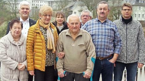 Werner Brummer (Bildmitte) feierte seinen 90. Geburtstag. In die gro&szlig;e Gratulantenschar reihte sich auch B&uuml;rgermeister Timo Ehrhardt (Zweiter von links) ein. Foto: Heike Sch&uuml;lein