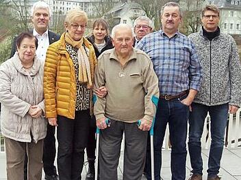 Werner Brummer (Bildmitte) feierte seinen 90. Geburtstag. In die große Gratulantenschar reihte sich auch Bürgermeister Timo Ehrhardt (Zweiter von links) ein. Foto: Heike Schülein
