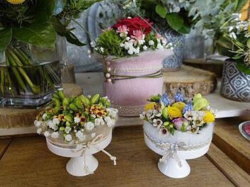 Sabine Gr&uuml;ndler wird bei ihren Gestecken gerne kreativ. Diesesmal: Blument&ouml;rtchen zum Valentinstag. Bild: Redaktion