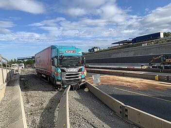 Lastwagen kommt von Fahrbahn ab und rei&Atilde;&Yuml;t Betonleitwand mit sich