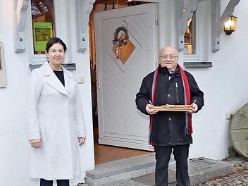Vor dem Dorfmuseum Neuses freuen sich Hans Schrepfer (Zweiter von rechts) und Bürgermeisterin Angela Hofmann über zwei weitere Betreuer, Mitstreiter und Museumsführer, Joshua Pyka (links) und Michael Hohenadel (rechts). Foto: Karl-Heinz Hofmann