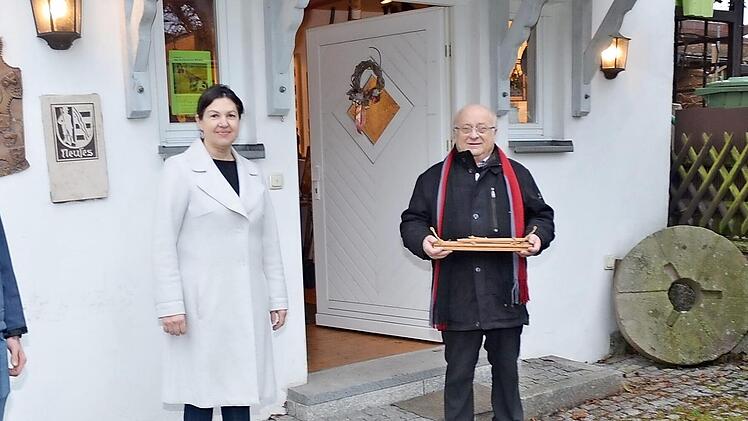 Vor dem Dorfmuseum Neuses freuen sich Hans Schrepfer (Zweiter von rechts) und Bürgermeisterin Angela Hofmann über zwei weitere Betreuer, Mitstreiter und Museumsführer, Joshua Pyka (links) und Michael Hohenadel (rechts). Foto: Karl-Heinz Hofmann