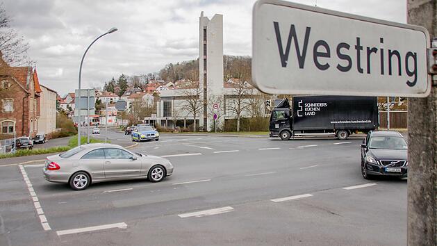 Die Garitzer Kreuzung wird zum Kreisverkehr umgebaut: Im Oktober beginnen die ersten Arbeiten mit der ersten größeren Sperrung, die Hauptarbeiten inklusive Vollsperrung laufen 2022. Foto: Benedikt Borst/ Archiv