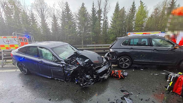 A6 bei Altdorf: Massen-Unfall mit acht Verletzten nach Unwetter - "zentimeterdicke Eisschichten"