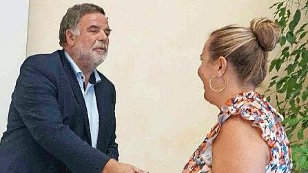 Bürgermeister Karl-Heinz Hertlein heißt Simone Morina im Weisendorfer Gemeinderat willkommen.