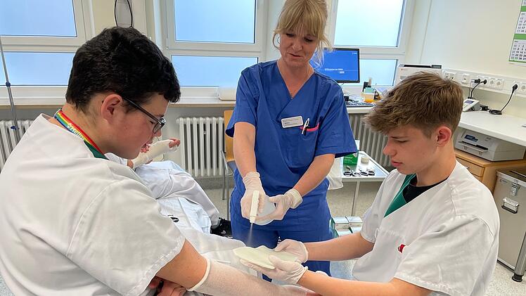 Bad Kissingen: Pflege, Medizintechnik und Co. ohne Klischees kennenlernen - Girls' und Boys' Day im Krankenhaus