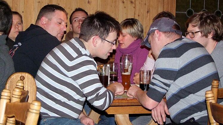 Vor allem die Pläne des neuen Gewerbegebietes und der möglichen Bereiche für die Aufstellung von Windkraftanlagen im Bereich der Großgemeinde Geiselwind fanden auf der Bürgerversammlung in Rehweiler großes Interesse.  Fotos: sab