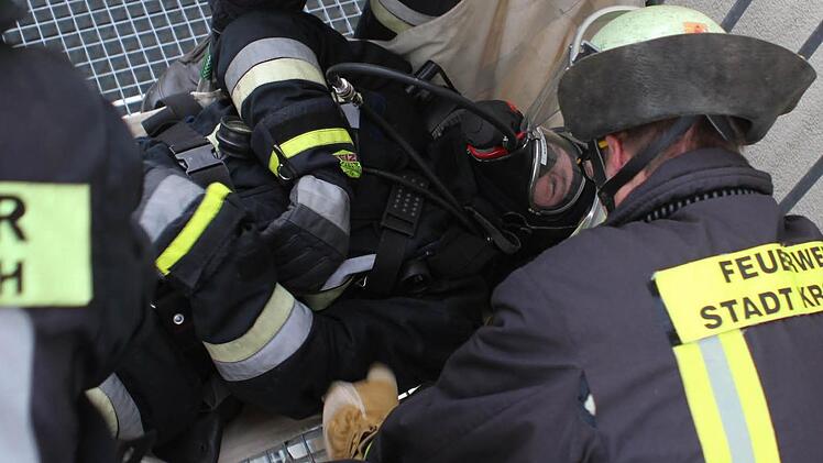 Zwischenfall: Ein Teil der Übung war es, einen verletzten Feuerwehrmann zu bergen.