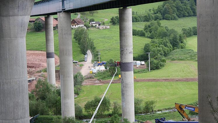 Vorbereitungen auf die Sprengung in luftiger Höhe.