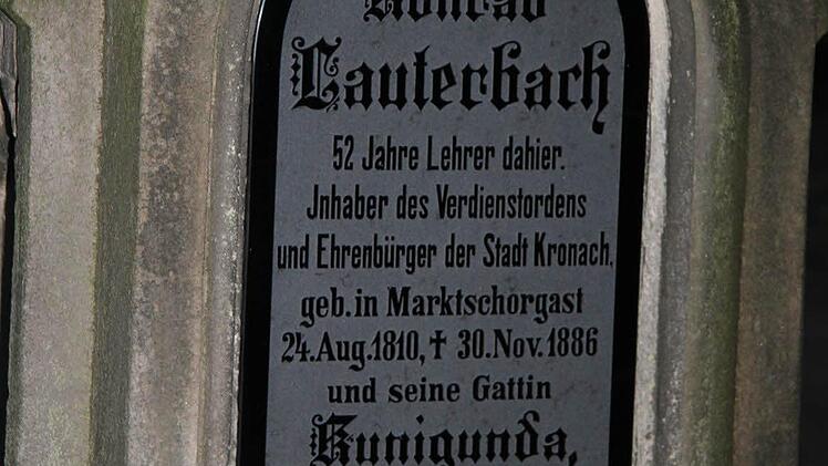 Lehrer waren einst Persönlichkeiten von besonderem Rang, erklärte der Stadtarchivar Hermann Wich: "52 Jahre Lehrer dahier. Inhaber des Verdienstordens und Ehrenbürger der Stadt Kronach", erinnert dieses Grab an Konrad Lauterbach aus Marktschorgast.
