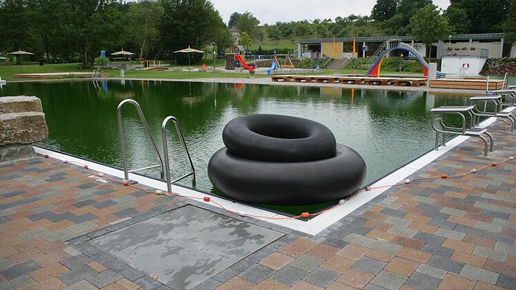 Acquasana Naturbad Ebrach 17. Mai bis Mitte September Mo - Fr 10 - 20 Uhr u. Sa/So/Feiertag 9 - 20 Uhr3 Euro (Erw.)/1,50 Euro (Kinder und Jugendliche)ab 17 Uhr 2 Euro/1 Euro (Kinder)Dauerkarte Erwachsene 45 Euro Foto: Matthias Hoch