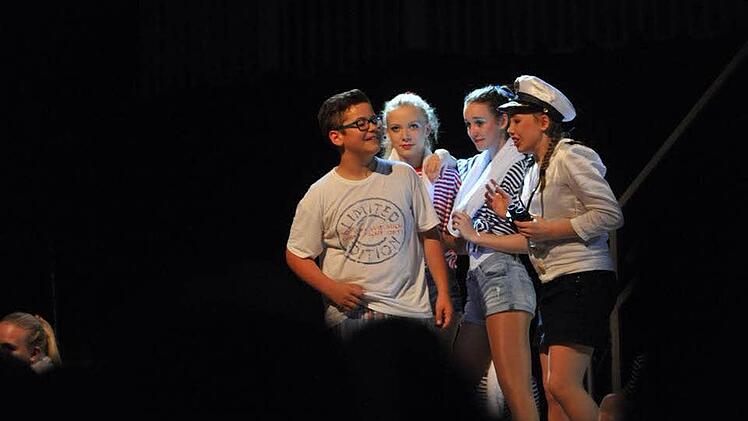 Große Show: Beim diesjährigen Musicalprojekt der Realschule Coburg II geht es nach New York. Für die Abschlussvorstellung am morgigen Sonntag gibt es noch Restkarten an der Abendkasse. Foto: Hagen Lehmann