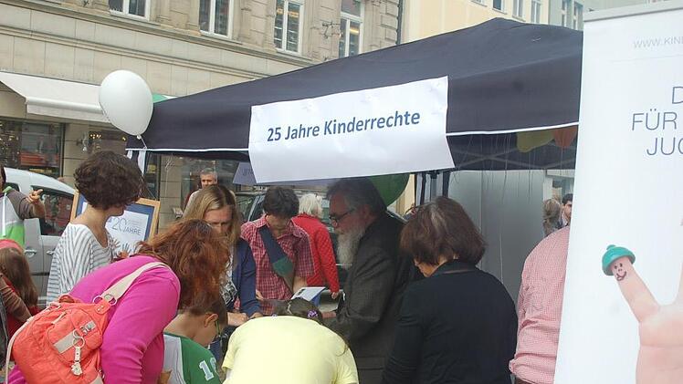 Am Samstag drängen sich viele Besucher am Stand des Kinderschutzbundes, dort machen die Mitarbeiter einmal mehr auf die Kinderrechte aufmerksam.