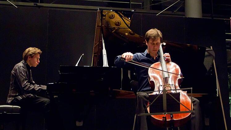 Nicolai Gerassimez (Klavier) und Wassily Gerassimez (Violoncello) beim Gastspiel in Coburg.Foto: Jochen Berger