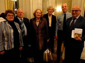 Am Ende der Mitgliederversammlung des Fördervereins: (v. l.) Schatzmeisterin Martha Müller, stellvertretender Vorsitzender Hans-Ullrich Finger, Intendantin Kari Kahl-Wolfsjäger, Schriftführerin Hilla Schütze, Kassenprüfer Peter Müller und Vorsitzender Anton Schick. Foto: Ahnert
