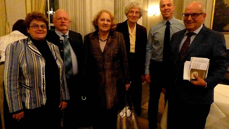 Am Ende der Mitgliederversammlung des Fördervereins: (v. l.) Schatzmeisterin Martha Müller, stellvertretender Vorsitzender Hans-Ullrich Finger, Intendantin Kari Kahl-Wolfsjäger, Schriftführerin Hilla Schütze, Kassenprüfer Peter Müller und Vorsitzender Anton Schick. Foto: Ahnert