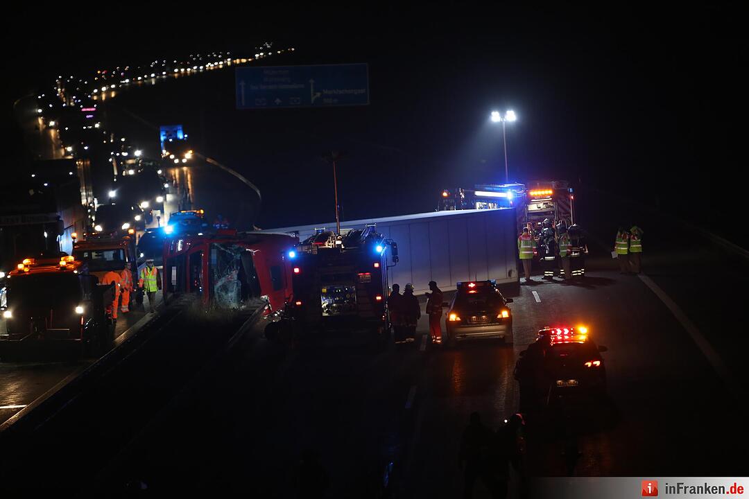 Kreis Bayreuth: Lkw kracht auf A9 in Mittelschutzplanke und kippt um – Fahrer verletzt