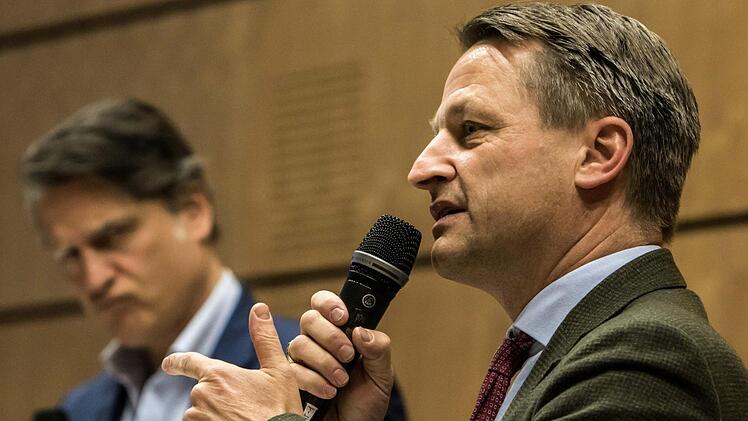 Jakob Augstein (links) und Nikolaus Blome in der Aula der Coburger HochschuleFoto: Jochen Berger