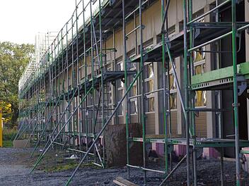 Die Tore der Fahrzeughalle wurden bereits eingebaut. Foto: Marco Meißner