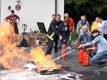 Die Mitarbeiter der Awo mussten das Feuer unter der Anleitung der Feuerwehr löschen. Foto: Christoph Wiedemann